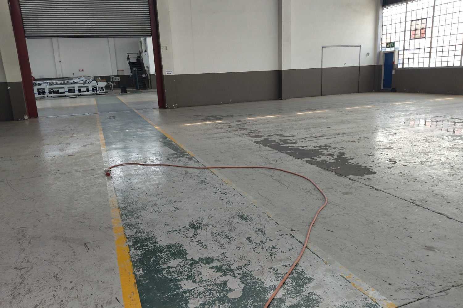 10,000 m2 factory floor with old, worn epoxy.